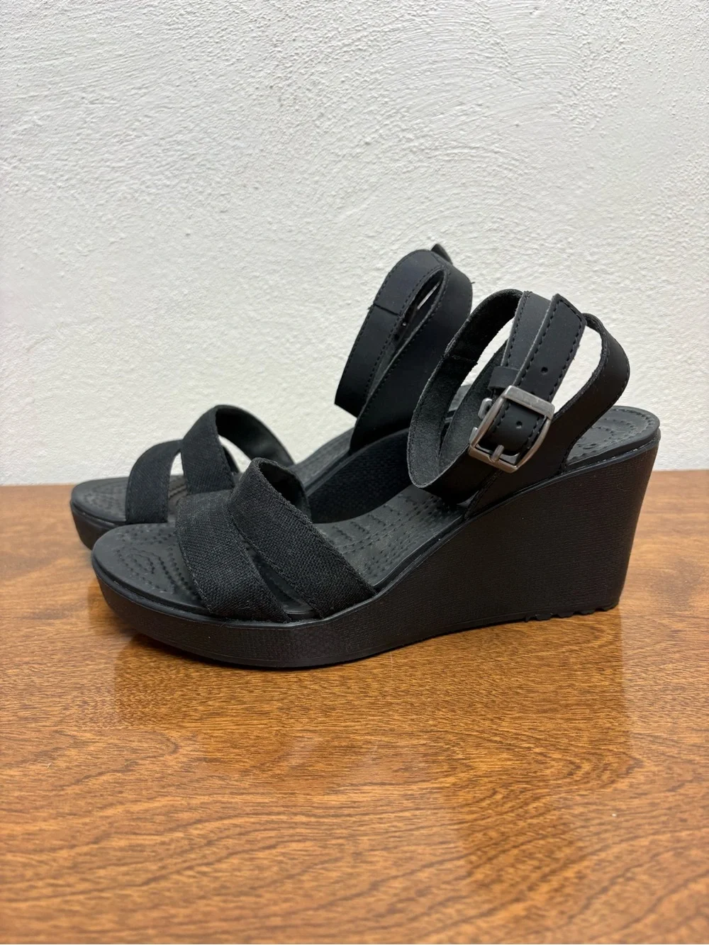 Like New Crocs Leigh 7 Platform Wedge Sandals Black